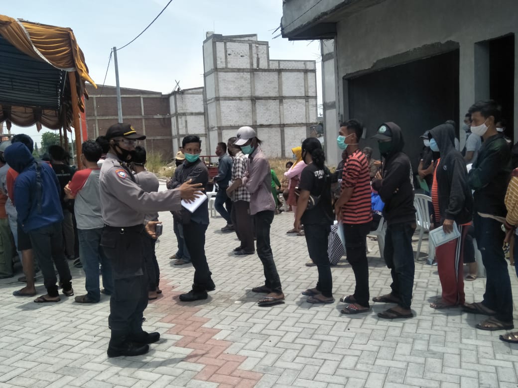 Polsek Krembangan Lakukan Pengamanan Pembagian BLT di Ruko Harbour