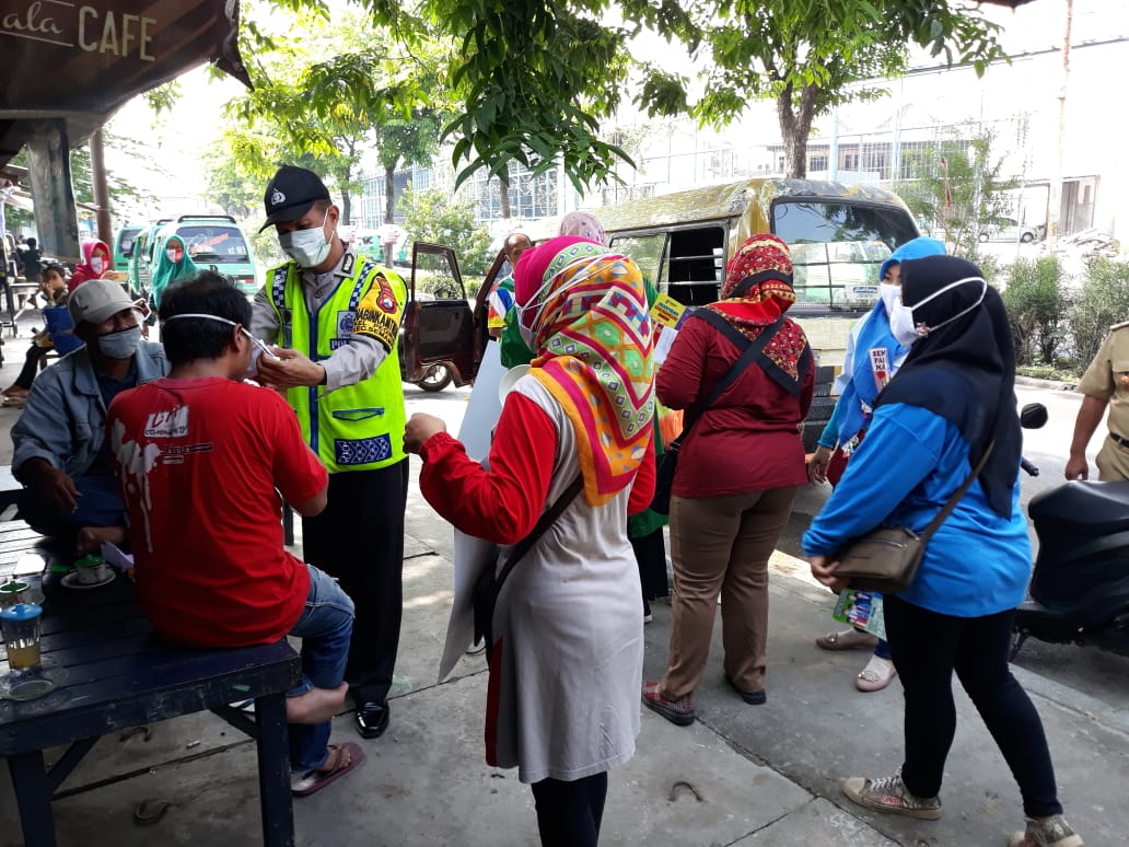 Babinkamtibmas Pegirian Kawal Pembagian Masker Ibu-Ibu Kader PKK