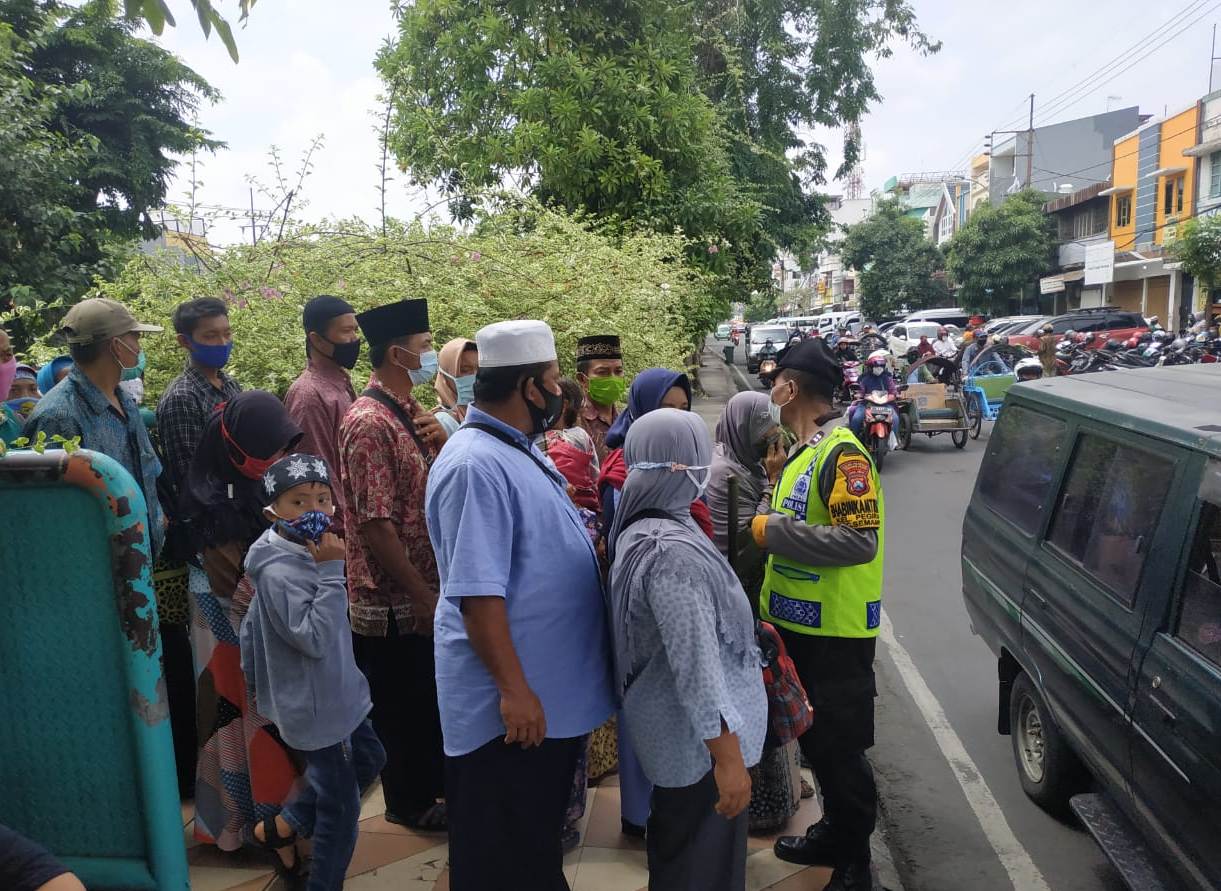 Polsek Semampir Sampaikan Himbauan Protokol Kesehatan Kepada Pengunjung Wisata Ampel