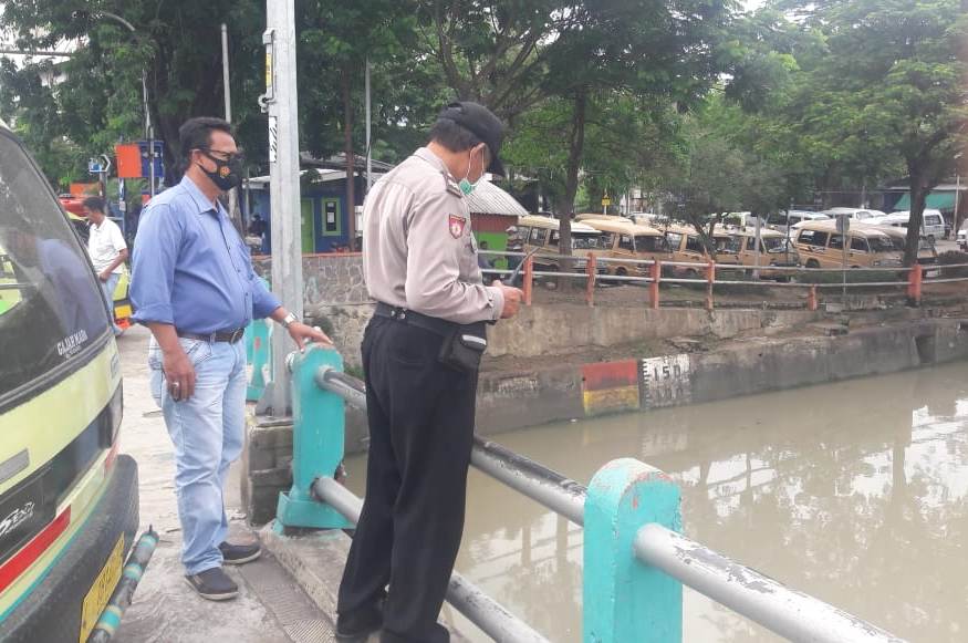 Polsek Pabean Cantikan Pantau Debit Air di Sungai Kalimas, Waspada Potensi Banjir