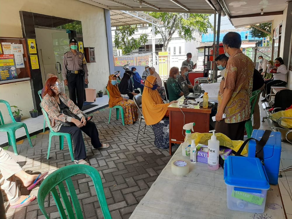 Babinkamtibmas Perak Timur Kawal Pelaksanaan Vaksinasi Covid-19 Untuk Lansia di Kantor Kelurahan