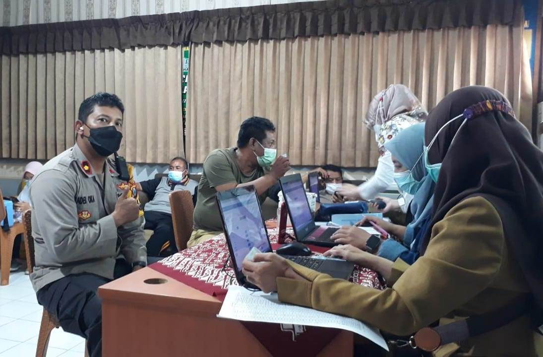 Kapolsek Pabean Cantikan Bersama Seluruh Anggota Jalani Vaksinasi Covid-19 di Mako