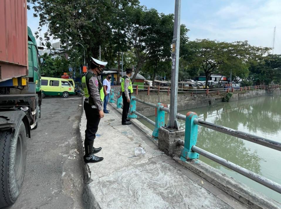 Polsek Pabean Cantikan Pantau Debit Air Untuk Beri Peringatan Dini Potensi Banjir