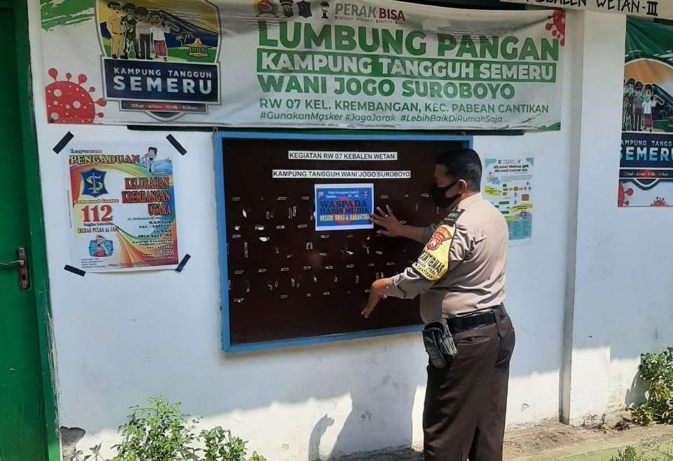 Babinkamtibmas Krembangan Utara Lakukan Pemasangan Stiker Waspada Mudik