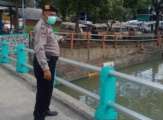Pantau Debit Air di Sungai Kalimas, Personil Polsek Pabean Cantikan Waspada Potensi Banjir