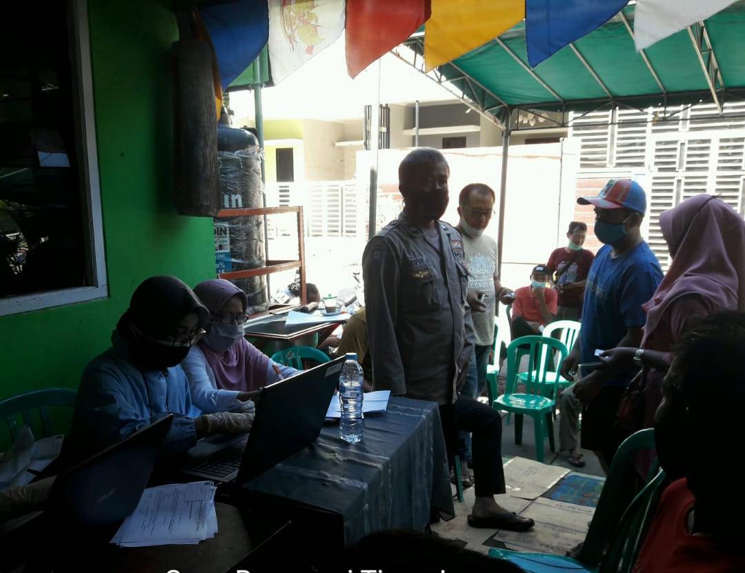Polsek Kenjeran Pam Vaksinasi Covid-19 di RW 06 Kelurahan Bulak