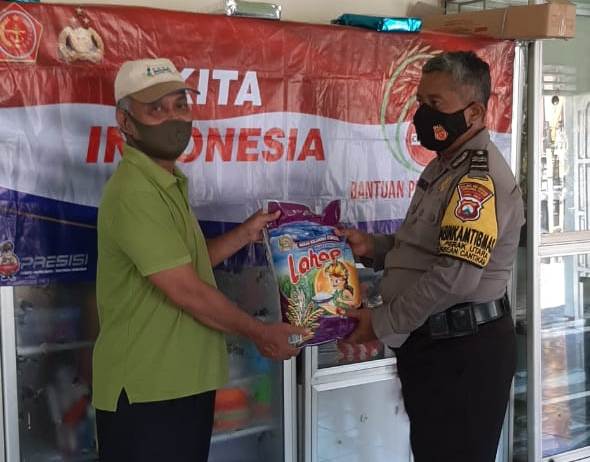 Babinkamtibmas Perak Utara Bagikan Beras Kepada Warga RW 04 Yang Terdampak Pandemi Covid-19
