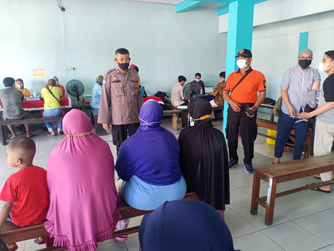 Polsek Semampir Kawal Vaksinasi di Terminal Wisata Religi Ampel Yang Dilaksanakan Petugas Puskesmas