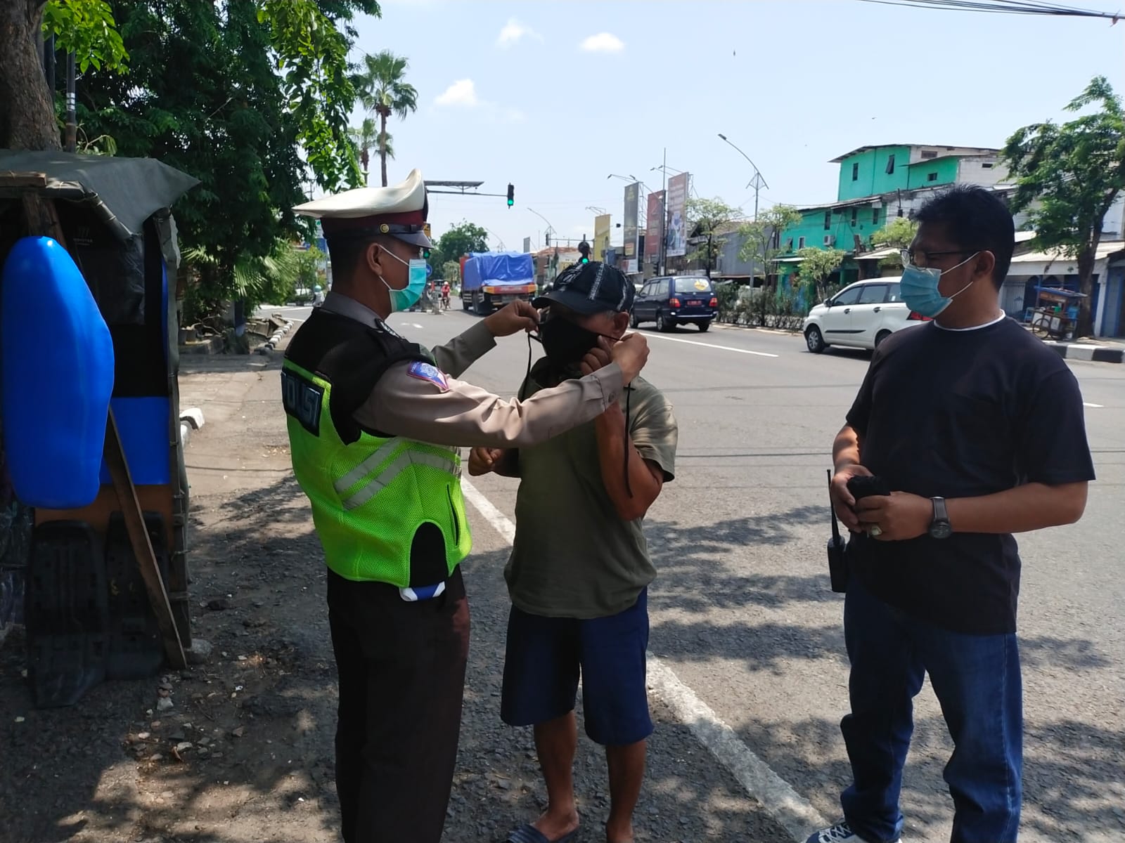 Personil Polsek Krembangan Bagikan Masker Kepada Pengendara di Jalan Gresik