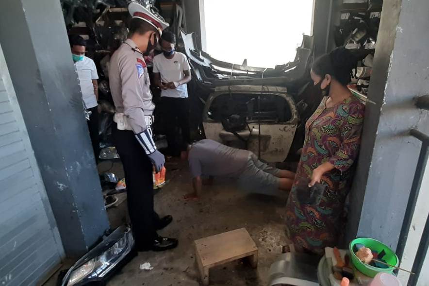 Polsek Asemrowo Bareng Satpol PP & Linmas Lakukan Penertiban Masker di Pasar Loak