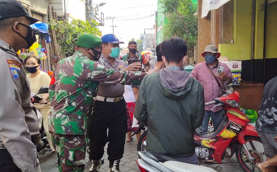 Polsek Krembangan Bersama Satpol PP & Koramil Gelar Operasi Penertiban Masker di Pasar Kalianak Timur