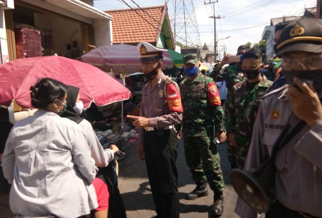 Polsek Krembangan Gelar Operasi Penertiban Masker di Pasar Kalianak Timur Bareng Koramil