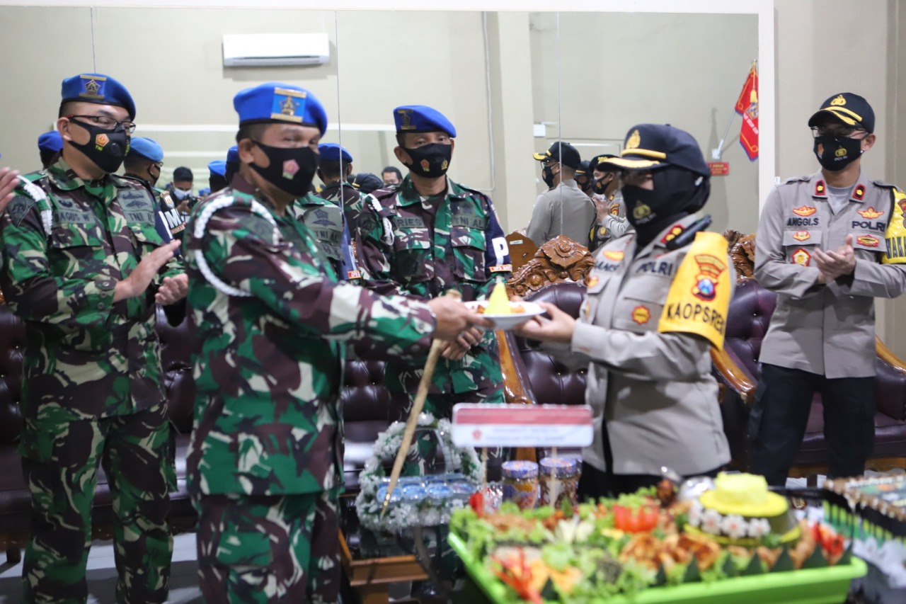 Kapolres Tanjung Perak Bersama PJU Beri Ucapan Dirgahayu TNI Ke-75 Secara Maraton