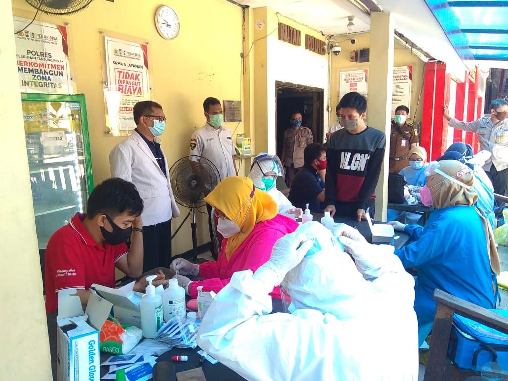 Urkes Polres Tanjung Perak Lakukan Rapid & Swab Tes Puluhan Tahanan