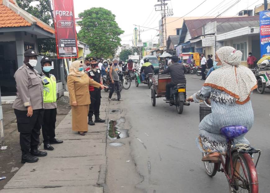 Kapolsek Semampir Pimpin Personil Gabungan Lakukan Operasi Penertiban Masker di Jalan Wonokusumo