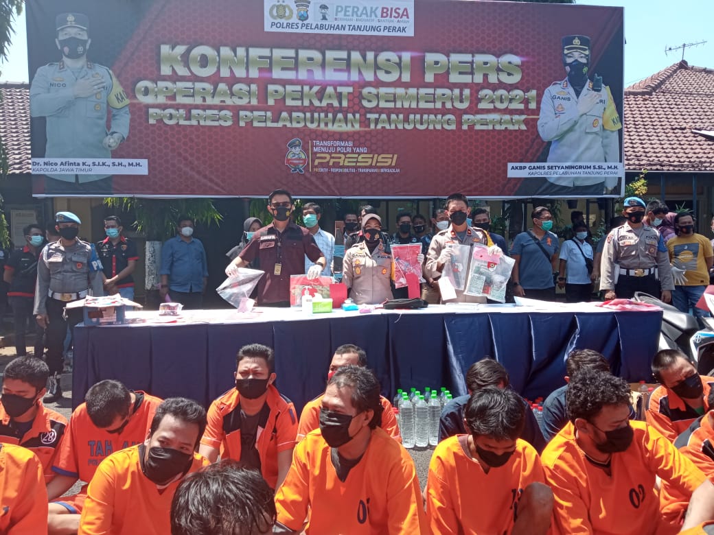 Kapolres Tanjung Perak Pimpin Konferensi Pers Ungkap Hasil Operasi Pekat Semeru 2021