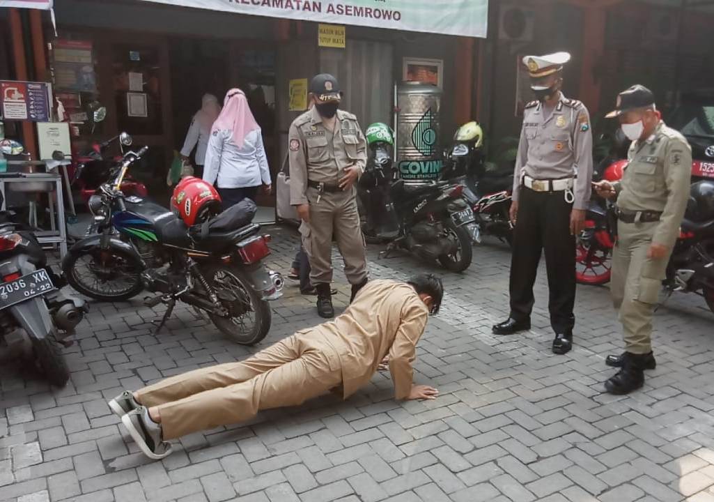 Panit Lantas Polsek Asemrowo Pimpin Pelaksanaan Operasi Penertiban Masker Oleh Personil Gabungan