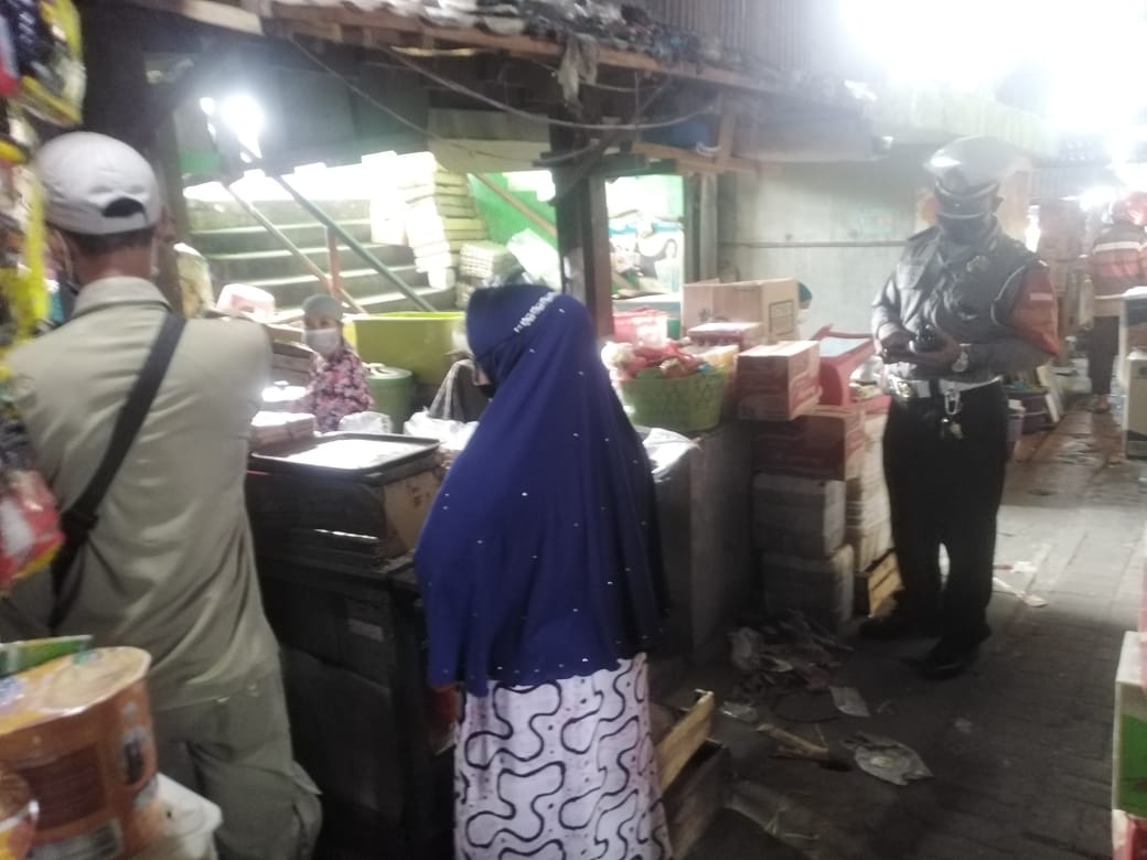 Polsek Semampir Gelar Operasi Penertiban Masker di Pasar Pegiran, Jaring 13 Orang Pelanggar, 1 Positif Covid-19