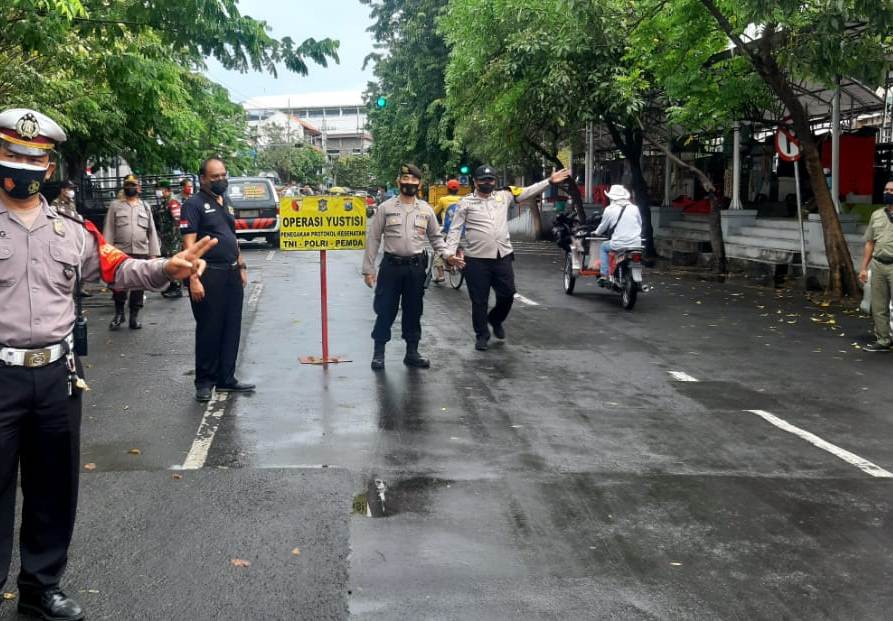 Wakapolsek Semampir Pimpin Operasi Masker Gabungan di Jalan Pegirian