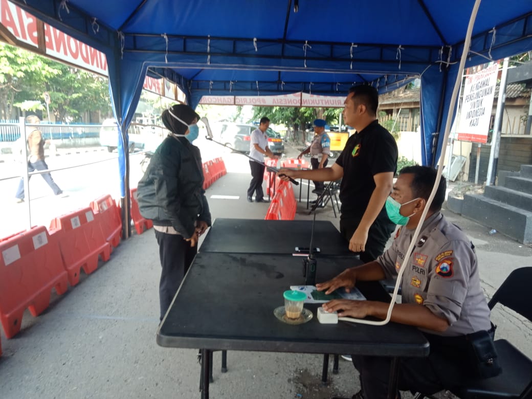 Setiap Personil & Tamu Polres Tanjung Perak Diwajibkan Jalani Cek Suhu Tubuh, Pastikan Bebas Corona