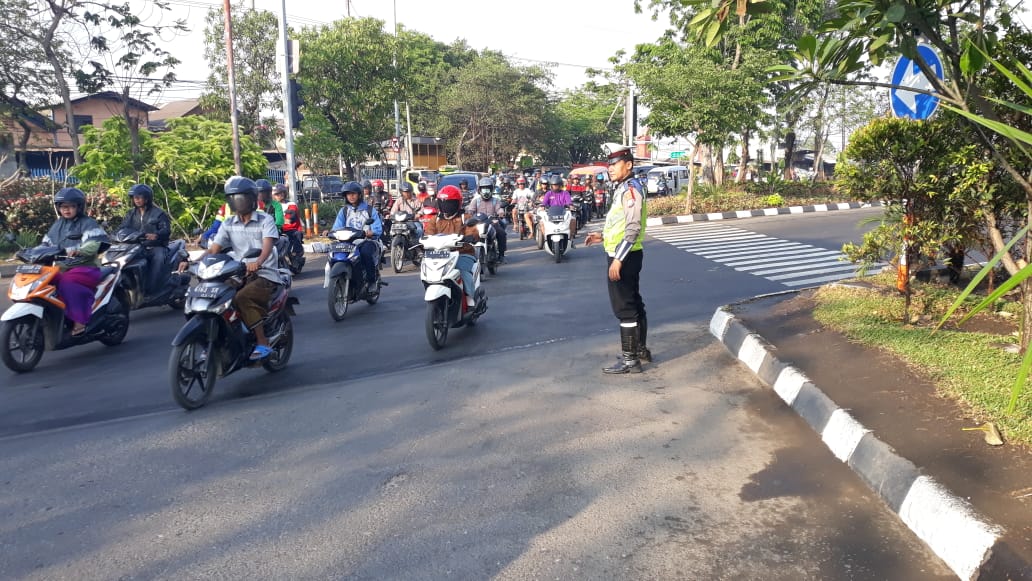 Antisipasi Keberangkatan Pekerja, Polsek Asemrowo Rutin Atur Lalu Lintas Pagi