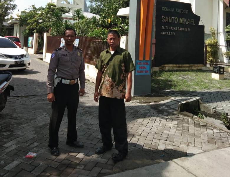 Kebaktian di Gereja Santo Mikael Dikawal Polsek Krembangan