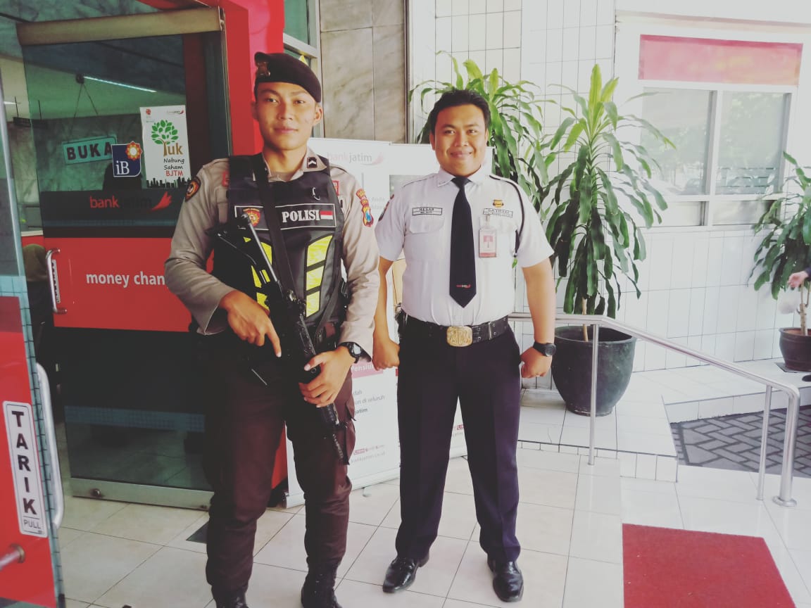 Satsabhara Polres Tanjung Perak Lakukan Pengamanan di Kantor Bank