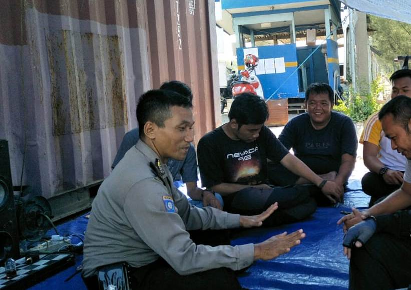 Panit Binmas Polsek Asemrowo Sampaikan Himbauan Ketertiban Ke Pekerja