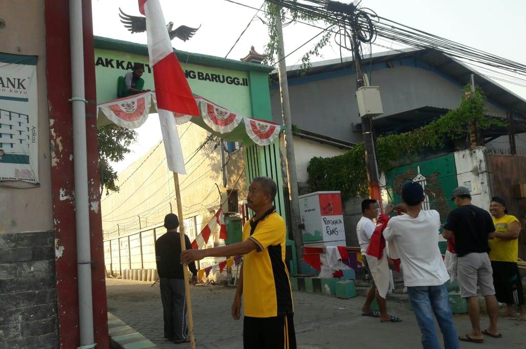 Babinkamtibmas Kenjeran Ikut Bantu Warga Menghias Kampung Dalam Rangka HUT RI