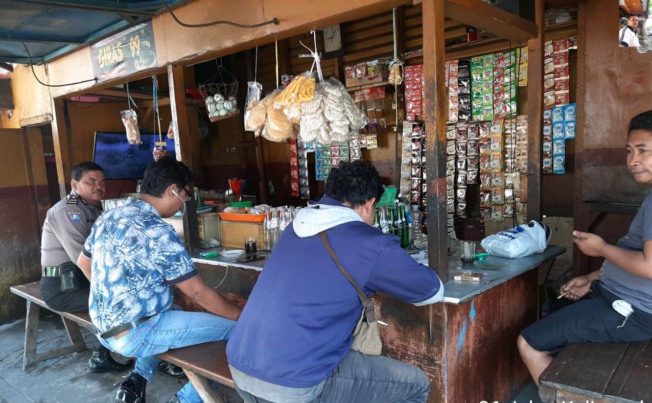 Babinkamtibmas Krembangan Utara Sampaikan Pesan Kamtibmas Kepada Pengunjung Warung