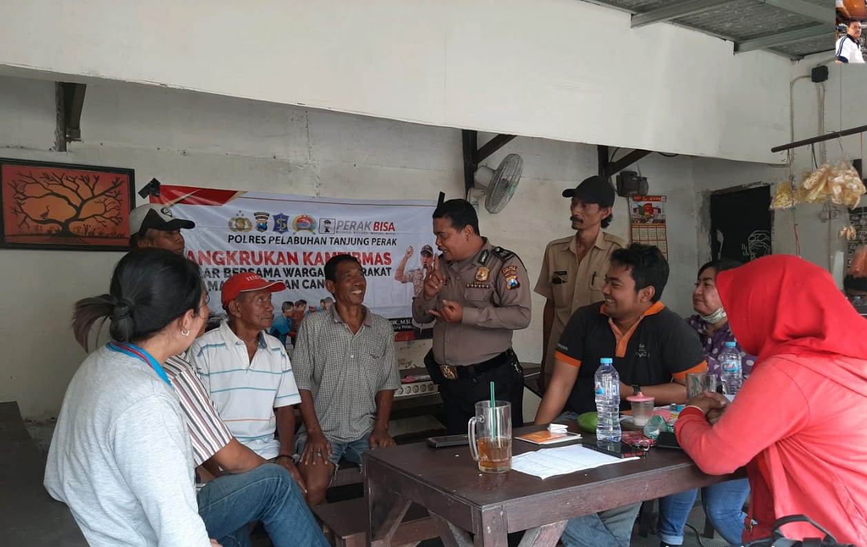 Babinkamtibmas Krembangan Utara Sosialisasi SPKT Door To Door Ke Warga Kebalen Barat