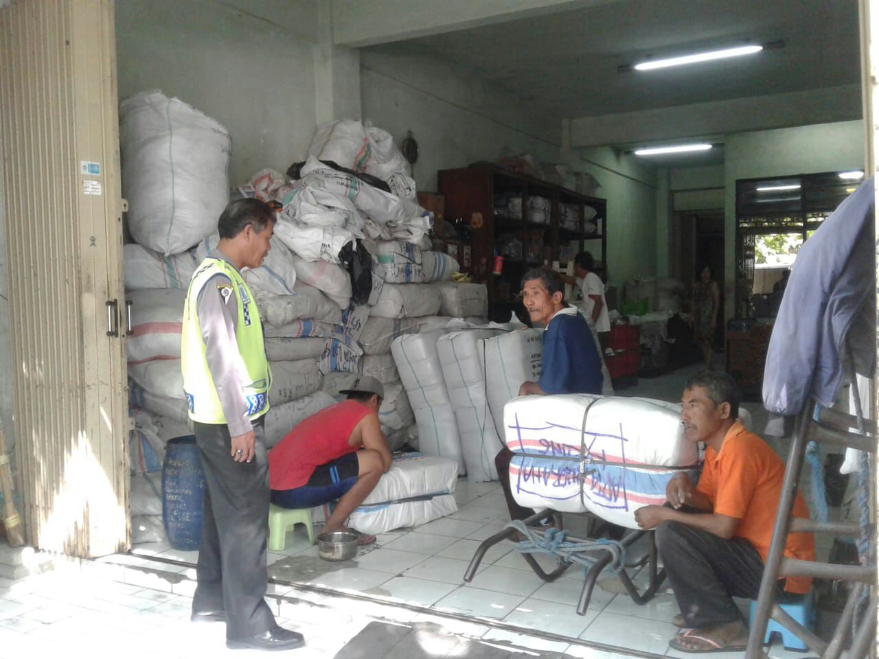 Babinkamtibmas Bongkaran Beri Himbauan Keselamatan Kerja