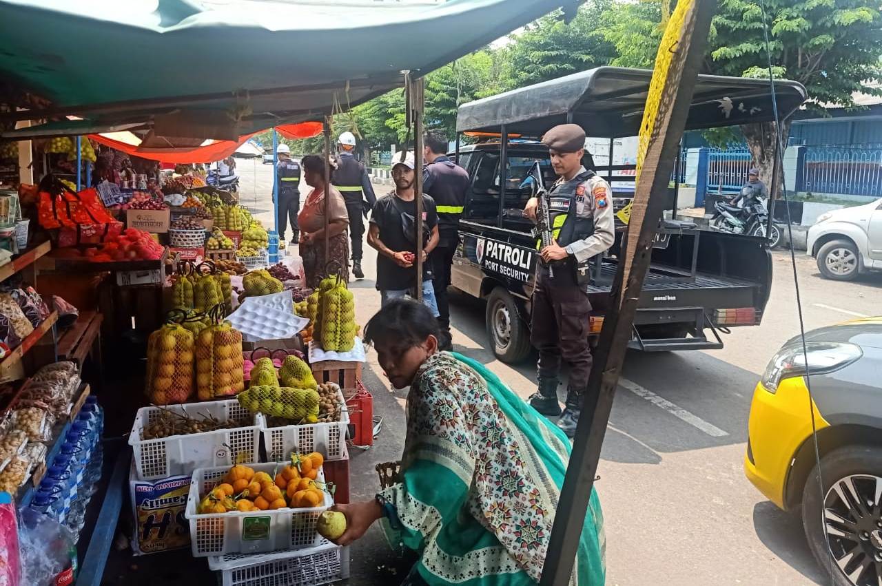 Satsabhara Polres Tanjung Perak Gelar Patroli Bareng Sekuriti Pelindo, Amankan Pasar Ujung