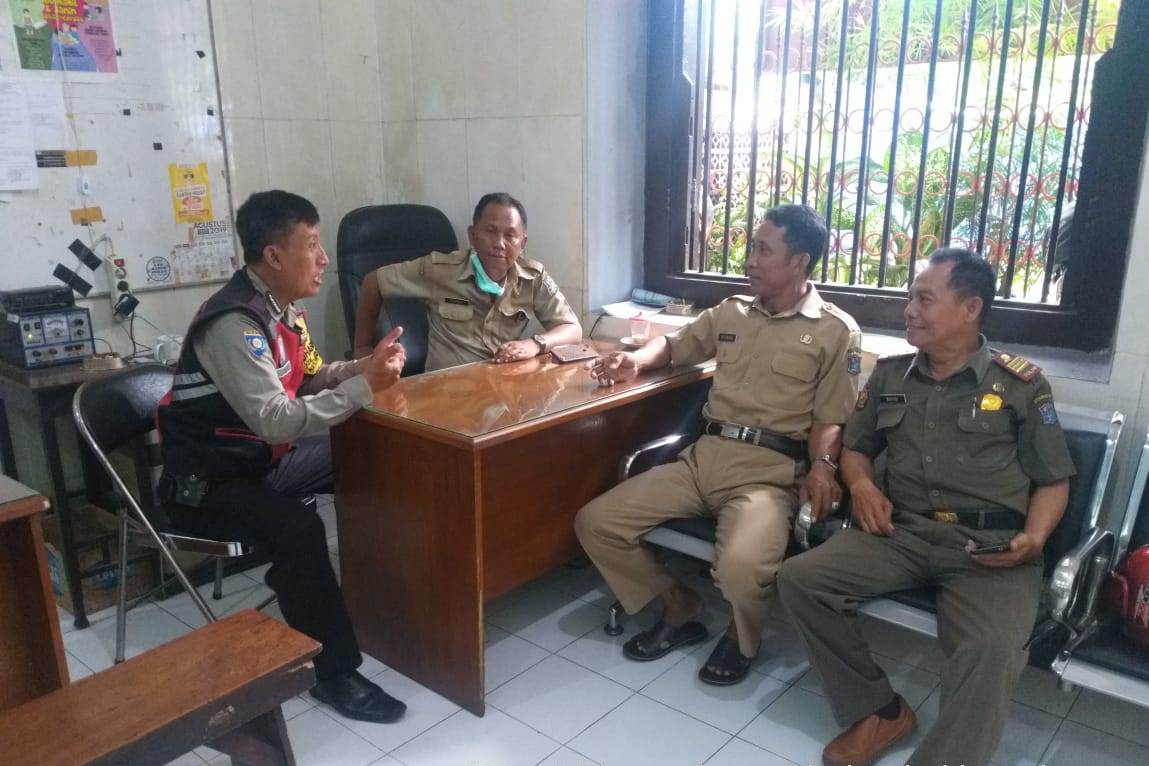 Babinkamtibmas Bongkaran Sosialisasikan Pencegahan Virus Corona Ke Kantor Kelurahan