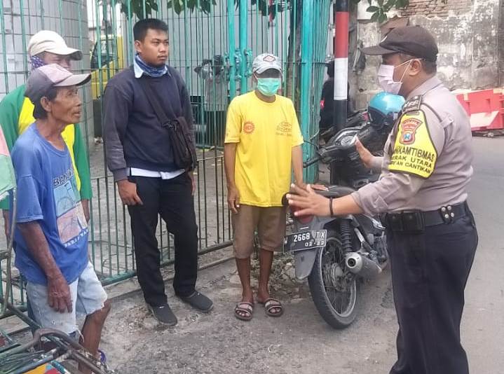 Babinkamtibmas Perak Utara Sambang Penarik Becak, Sampaikan Himbauan Jaga Kebersihan