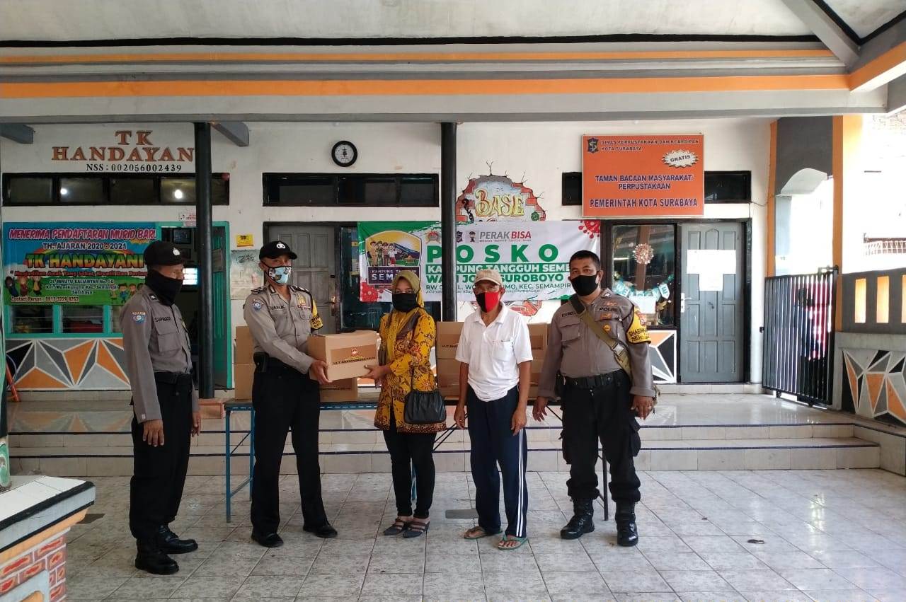 Babinkamtibmas Polsek Semampir Serahkan Bantuan Sembako Dari Polda Jatim