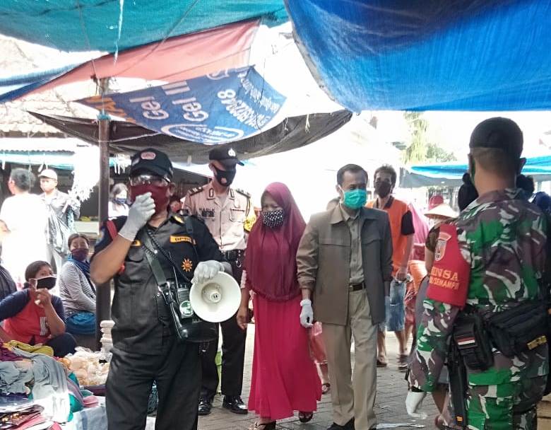 Babinkamtibmas Wonokusumo Bersama Instansi Samping Lakukan Penertiban Masker di Pasar Tradisional