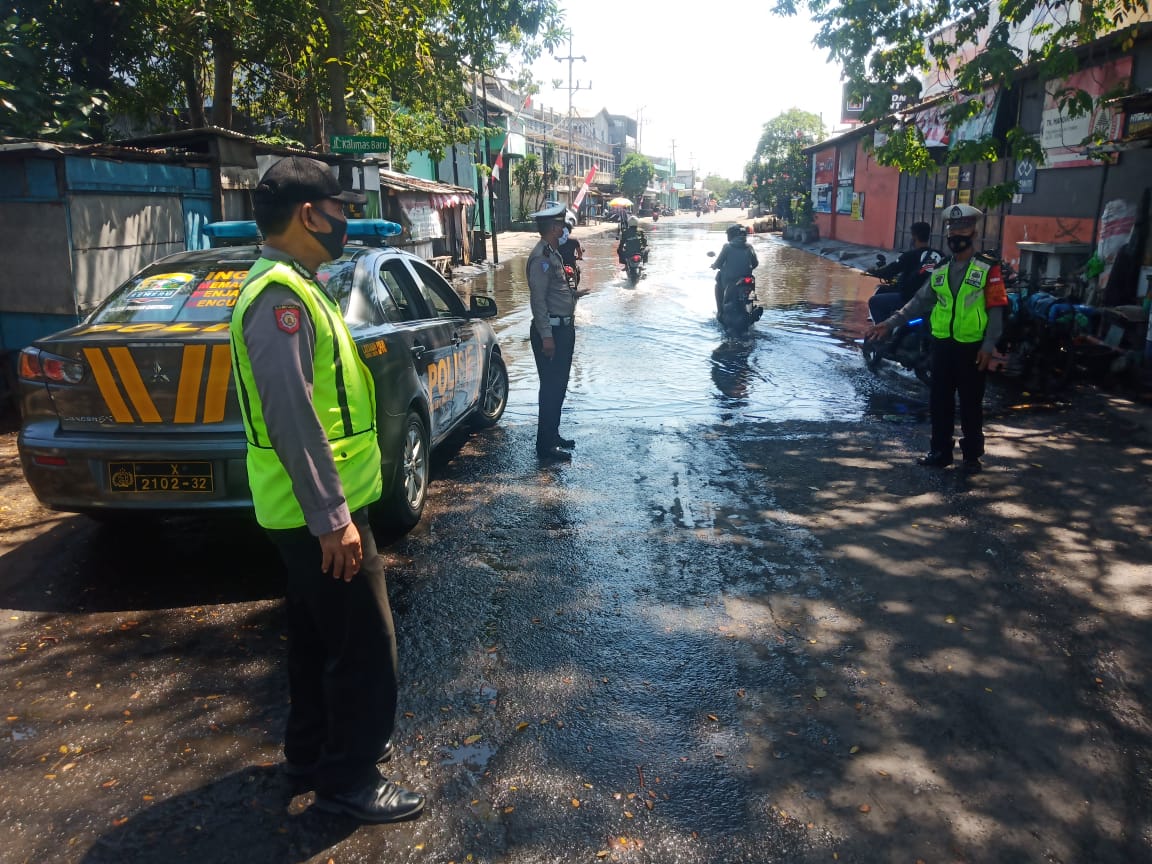 Polsek Pabean Cantikan Lakukan Pengaturan Lalu Lintas, Waspada Genangan Air di Jalan Kalimas