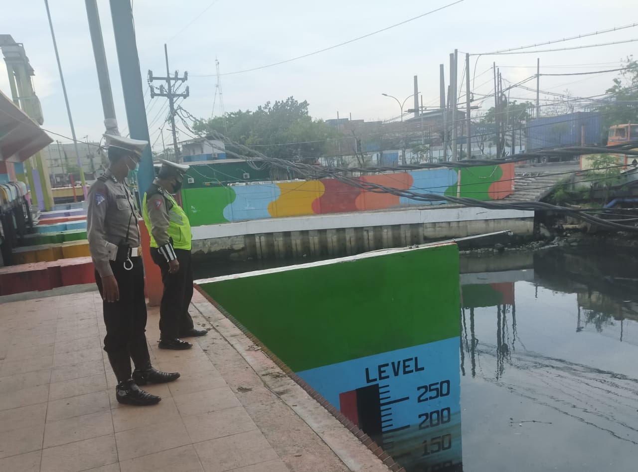 Polsek Asemrowo Pantau Debit Air di Rumah Pompa Balong II, Antisipasi Potensi Banjir