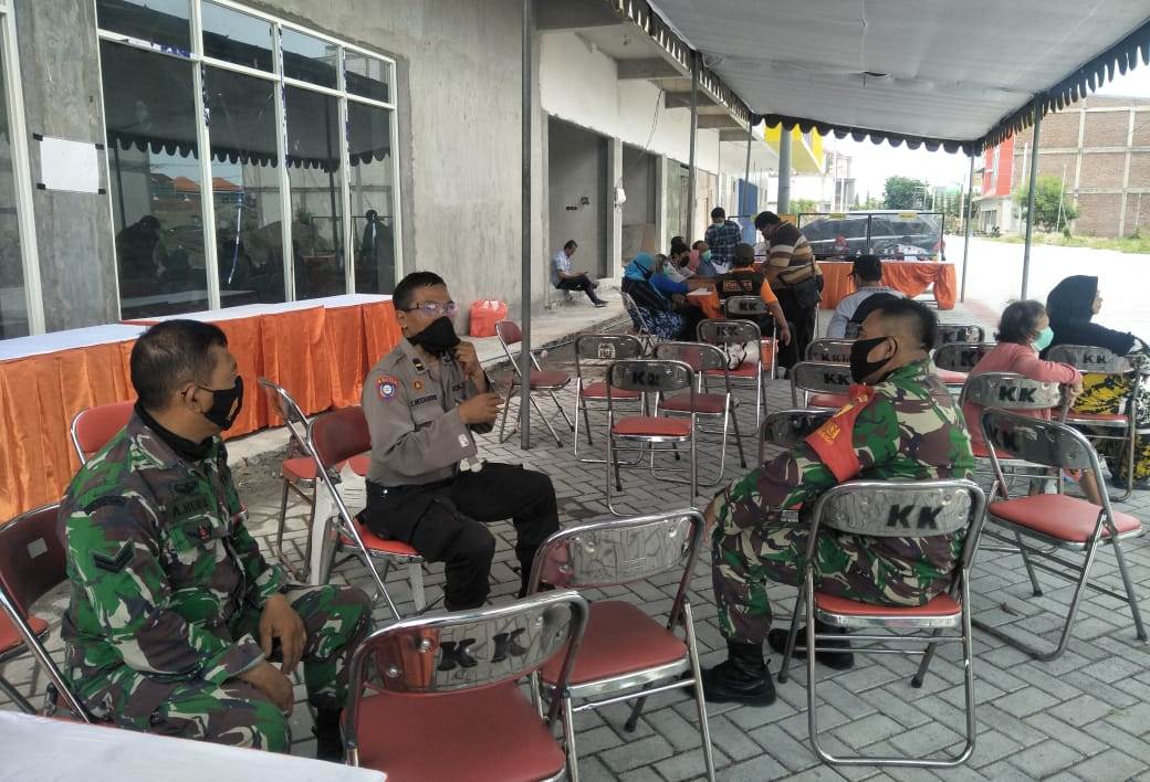 Panit Binmas Polsek Krembangan Ikut Kawal Pembagian BST