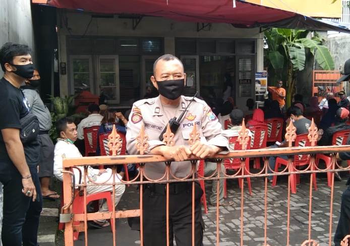 Kapolsek Pabean Cantikan Pimpin Pengamanan Pengambilan BLT di Kantor Pos