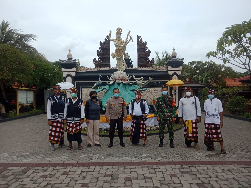 Personil Polsek Krembangan Kawal Kegiatan Ibadah Peringatan Hari Saraswati di Pura Agung Jagad Karana