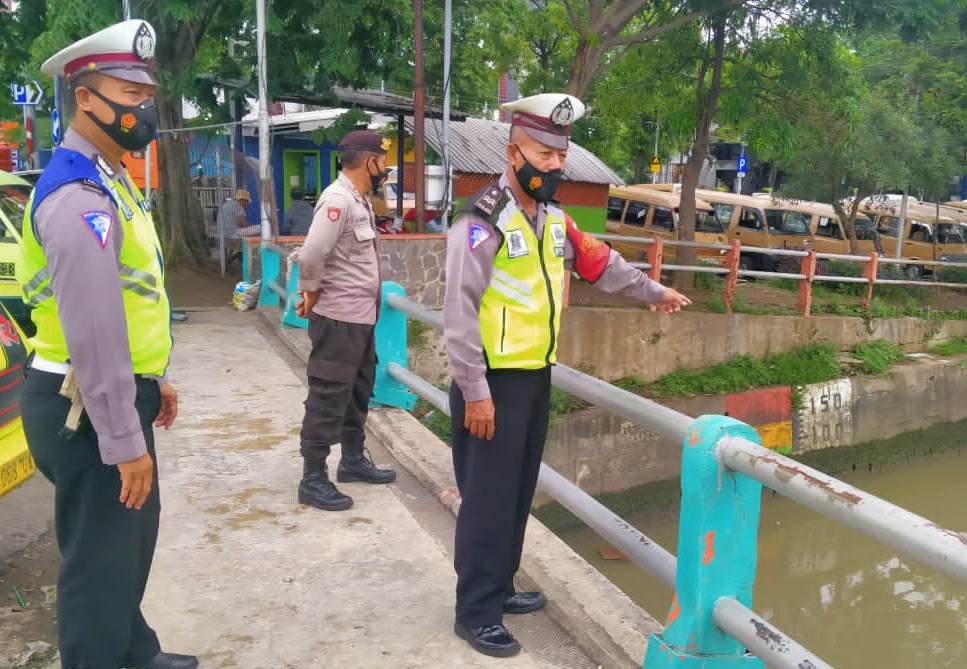 Polsek Pabean Cantikan Lakukan Pemantauan Debit Air di Sungai Kalimas, Waspada Potensi Banjir