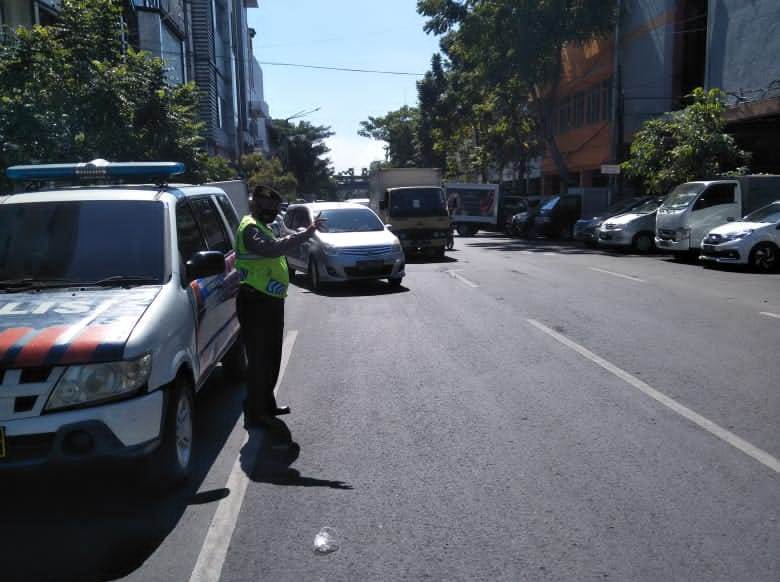 Polsek Pabean Cantikan Lakukan Pengaturan Sore, Bantu Kepulangan Pekerja