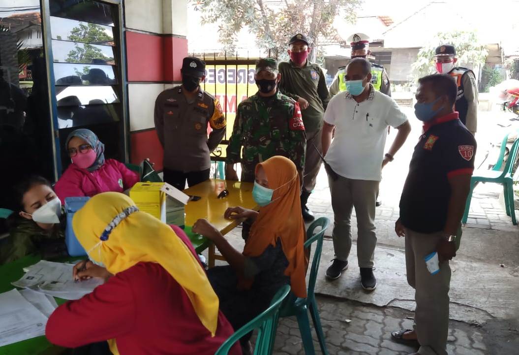 Polsek Asemrowo Lakukan Pengamanan Vaksinasi Covid-19 Tahap 2 Untuk Lansia di Tambak Sarioso