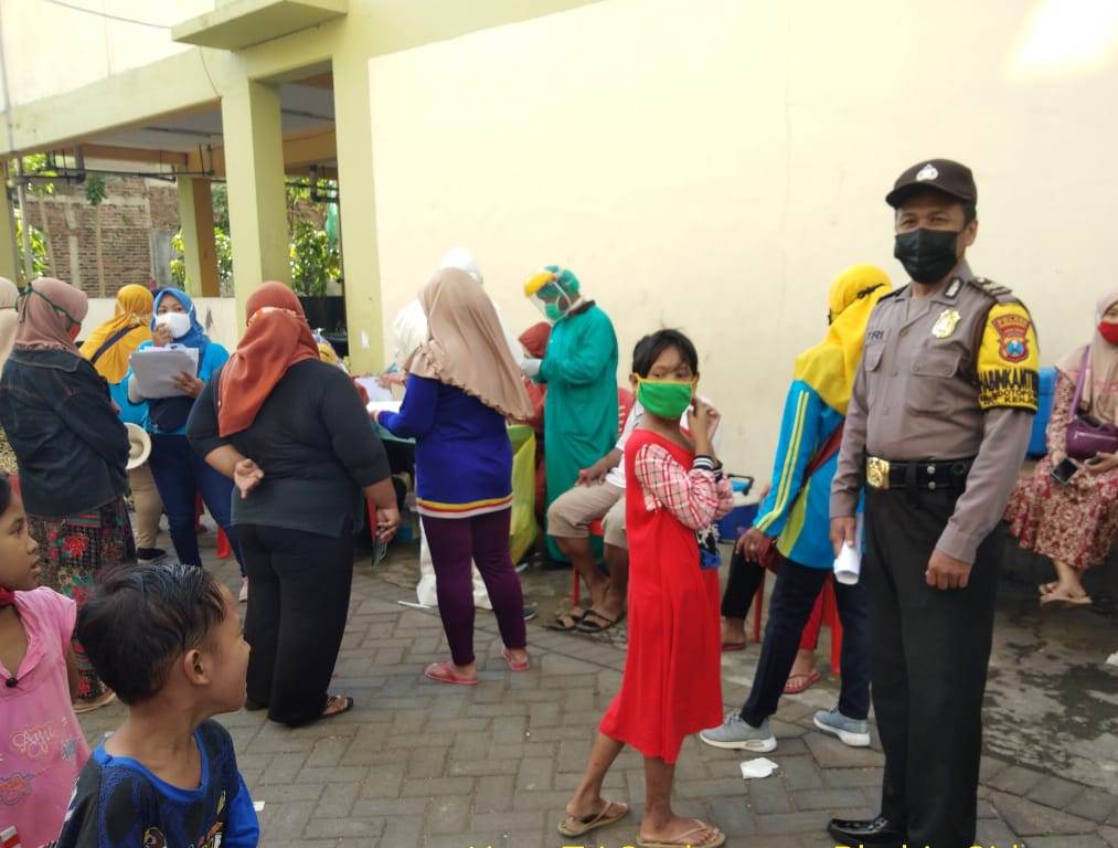 Babinkamtibmas Sidotopo Wetan Amankan Pelaksanaan Swab Tes di Rusun Randu
