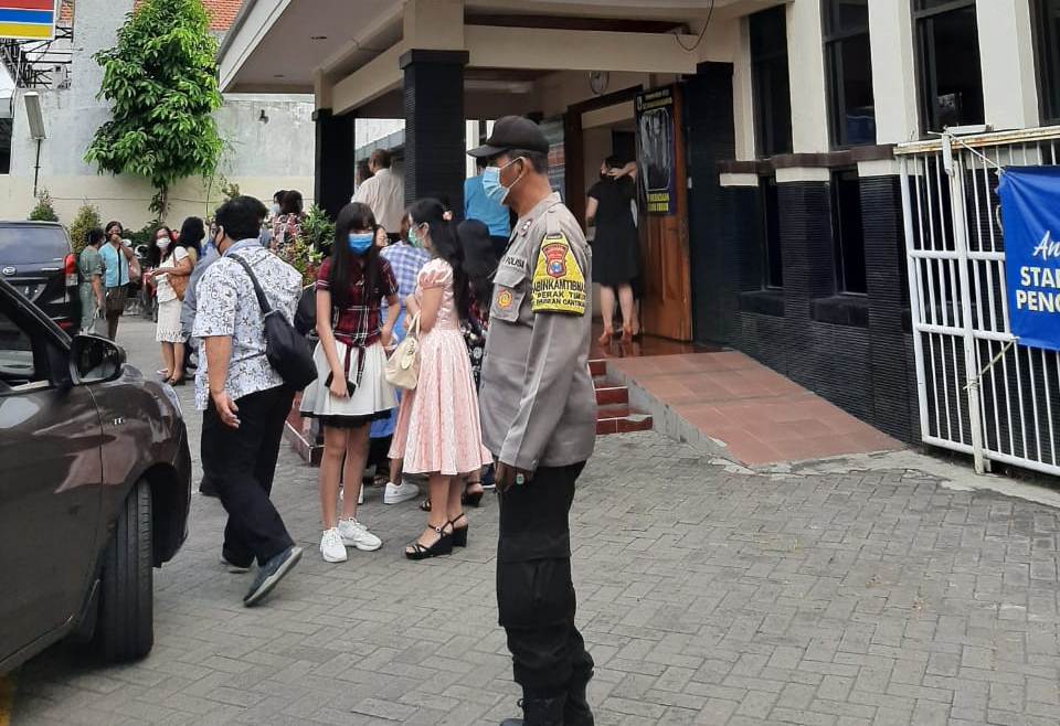 Babinkamtibmas Perak Timur Kawal Pelaksanaan Kebaktian di Gereja Pantekosta Jalan Rajawali