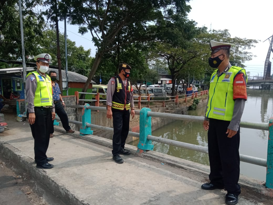 Personil Polsek Pabean Cantikan Lakukan Pemantauan Debit Air di Sungai Kalimas, Antisipasi Musibah Banjir