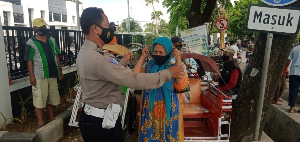 Polsek Kenjeran Gelar Operasi Penertiban Masker di Seputaran Pasar Surya Jalan Nambangan