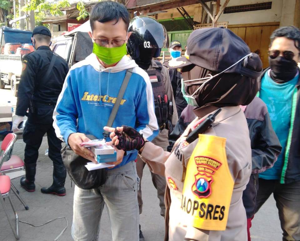 Kapolres Tanjung Perak Bagikan Obat Lianhua Untuk Warga Yang Dinyatakan Reaktif Hasil Rapid Tes